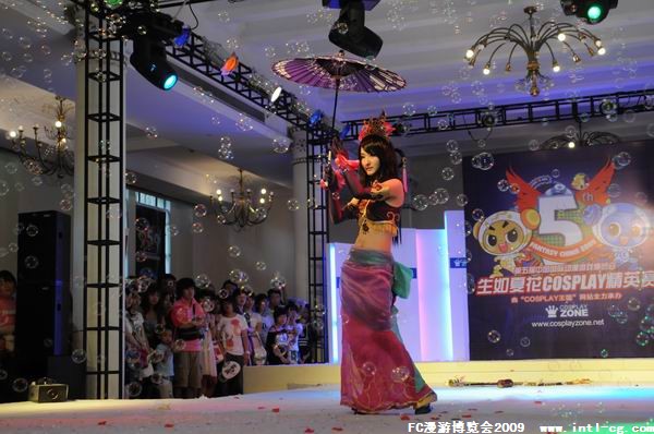 点击图片可在新窗口打开 华丽的舞台效果为COSER们的表演增光添彩.JPG